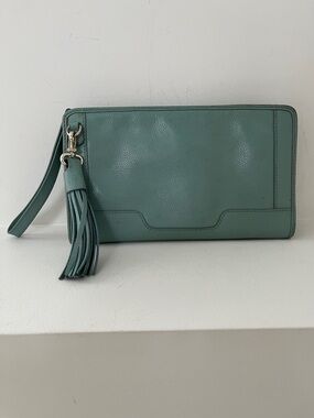 BANANA REPUBLIC Leather Wristlet Removable Tassel Three Side Zip Spring Travel